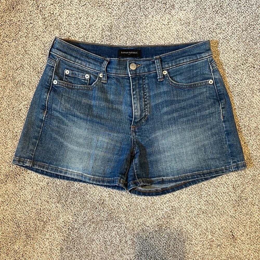 Banana Republic, 3 inch shorts size 26/2